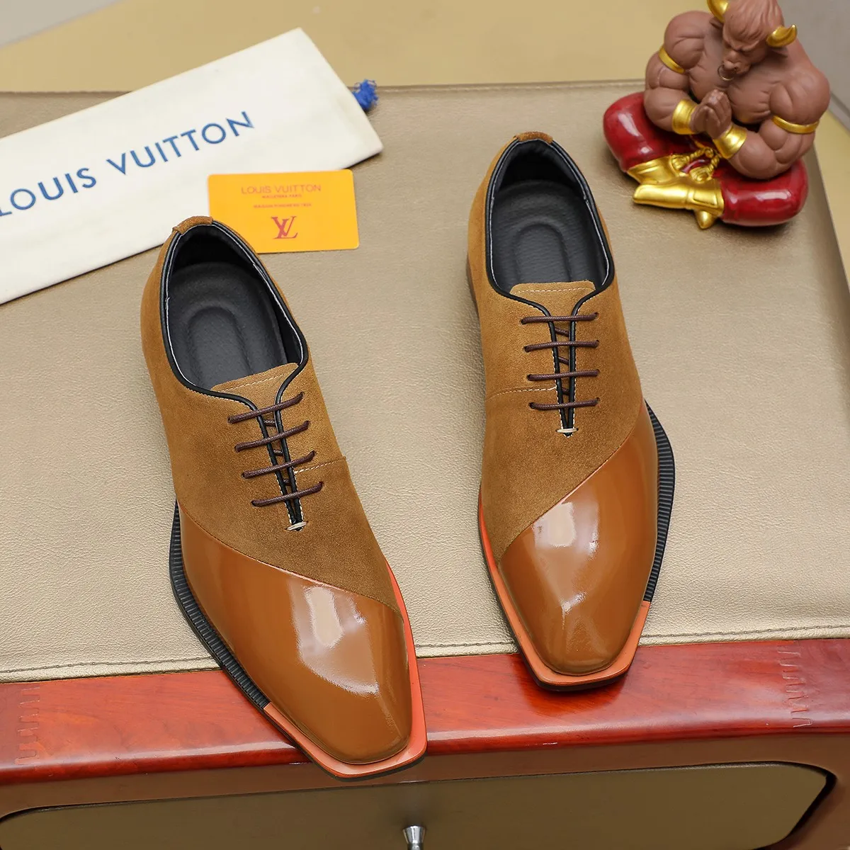 Men's shoes 💰620 💰 Louis Vuitton LV ® Autumn and Winter 🆕 models 🔛Full shoe counter First layer cowhide, 🐂leather lined casual shoes for men, super soft outsole, essential for driving. Counter synchronized original first layer cowhide completely 1:1 mold customization 🌹Top version, 2 colors available! Number: 38-45 (37.46. Customized)
